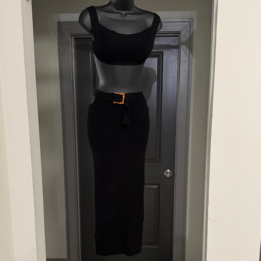 Knit Square Neck Crop Tank Top And Buckle
Midi Skirt Set without cutout